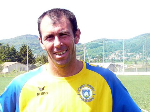 Michel Deloche ,le super vétéran des jeunes Séniors ,même pas essouflé après son match victorieux ! Un bel exemple de longévité et de dévouement comme joueur, dirigeant et éducateur des U11.Bravo Michel!