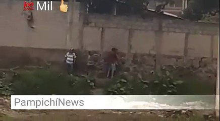 Pareja sostiene relaciones en un área pública