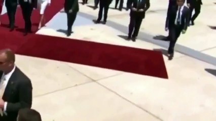 “ميلانا” تتسبب في إحراج شديد له في مطار بن غوريون