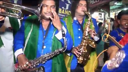 Bhar do Jholi meri... Beautifully performed by street band