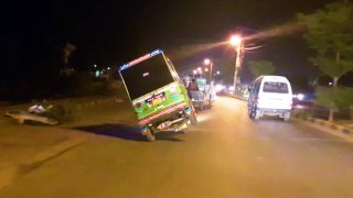 Faisalabad Chingchi Rikshaw One Wheeling Amazing Video