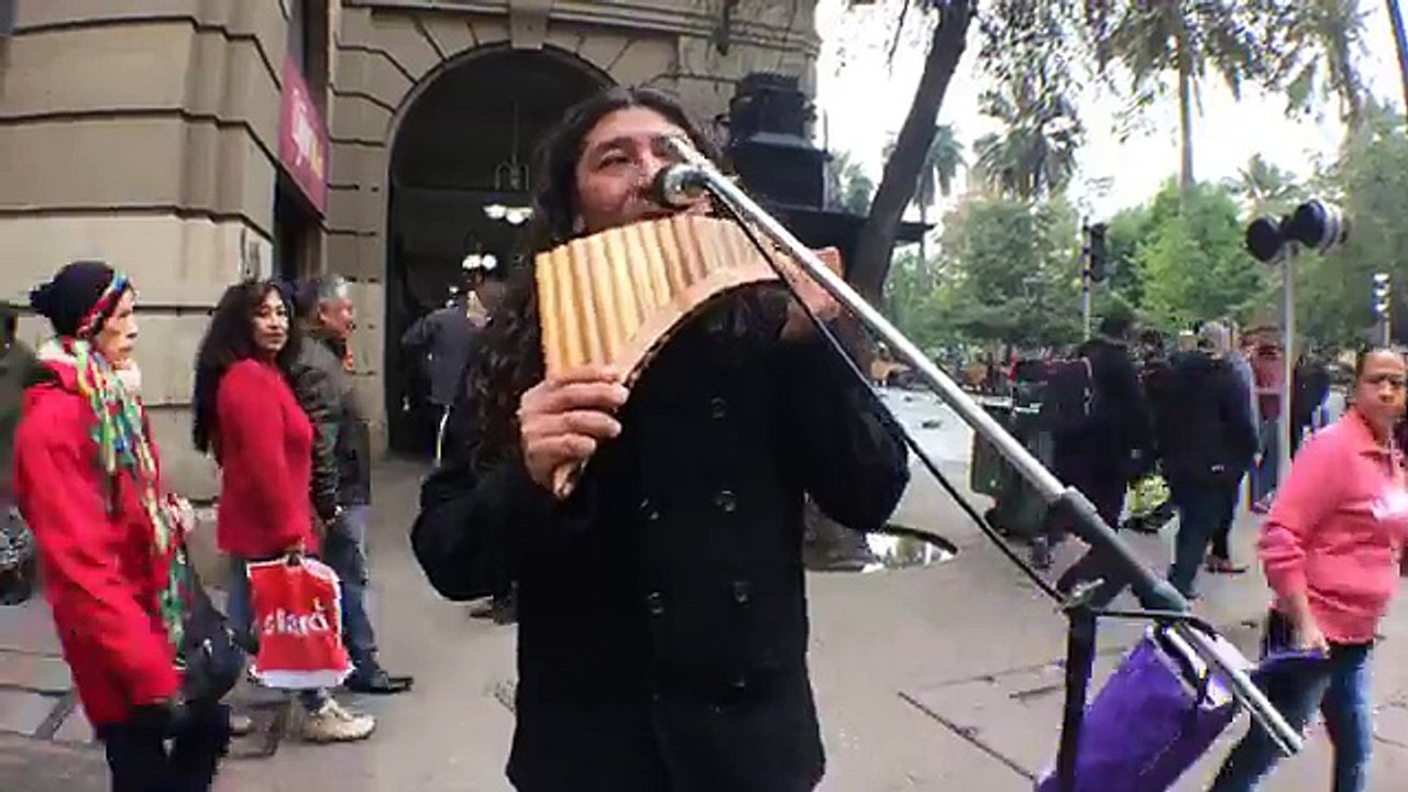 Artista Callejero: René Traipe "La Magia de la flauta del pan" - (Santiago de Chile)