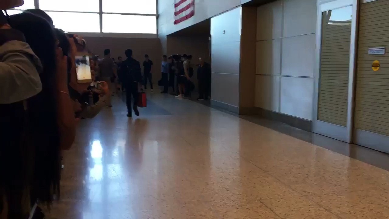 [FANCAM ] BTS BILLBOARD PHOTOGRAPHERS AIRPORT