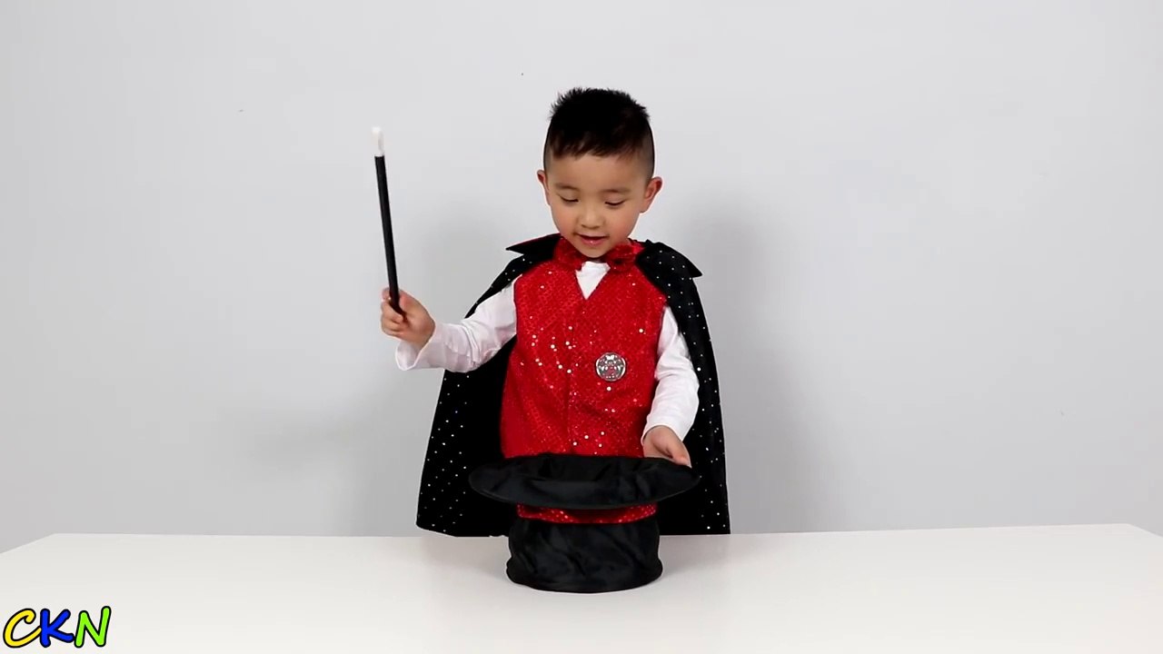 The Gummy Magician Turning Gummy Candy Into Giant Gummy Kids Magic Show Ckn Toys-MCsMlLP