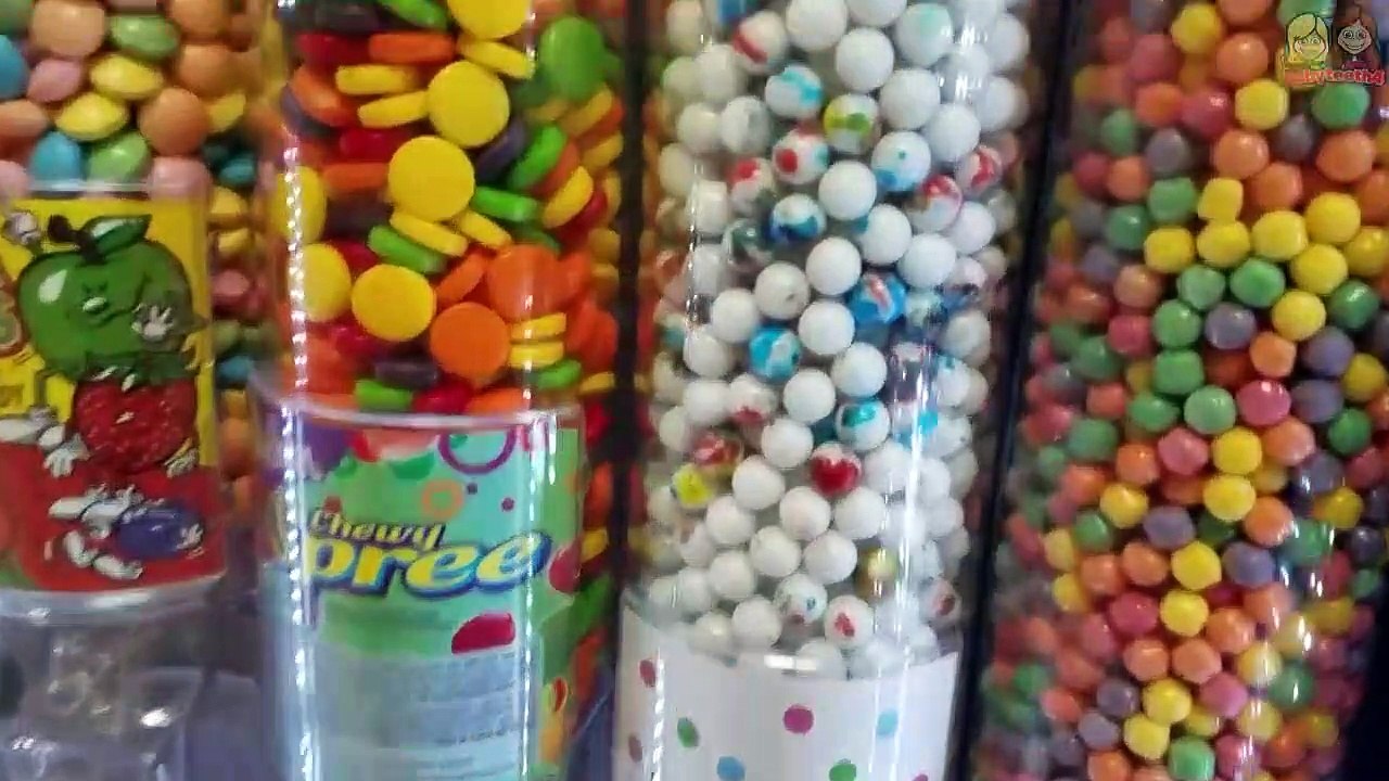 GIANT CANDY MACHINE! Wonka Candy Prizes Photo Booth! Jillian & Addie Vlog-jJ7-7E