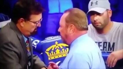 Un coach de boxe pète un câble et s'en prend à l'adversaire suite à un coup après la cloche