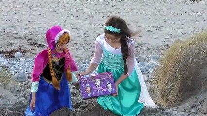 FROZEN ELSA and Anna GIANT TOY SURPRISE EGG HUNT & TREASURE HUNT at the Beach! Twozies-fq7ig