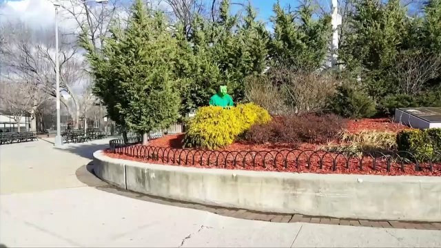 CARNAGE DEADPOOL vs Frog w_ Spiderman IRL - Spider-man - Real life Superhero Movie - Marvel - DC-YDt