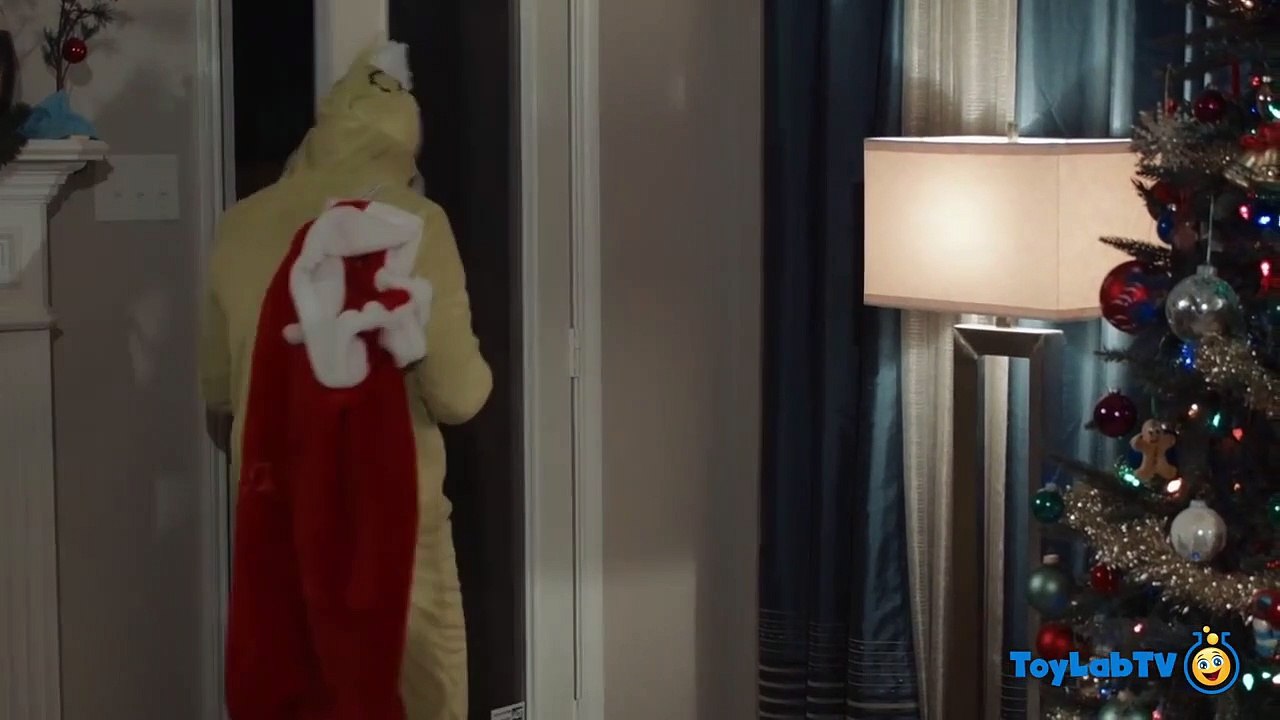 GRINCH STEALS TOYS! Santa Claus Christmas Surprise Toys for Kids w_ Poop Prank & Hot Wheels Toy Cars-T-Xki