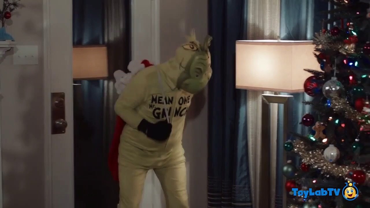 GRINCH STEALS TOYS! Santa Claus Christmas Surprise Toys for Kids w_ Poop Prank & Hot Wheels Toy Cars-T-Xki4