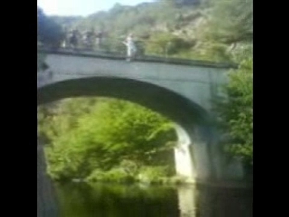 Saut perilleux arriere du pont de Chisa