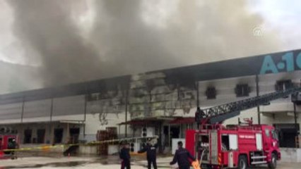 Market Zincirinin Bölge Deposunda Yangın (1)
