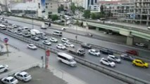 İş Makinesi Taşıyan Kamyon Köprüye Takılınca Trafik Felç Oldu