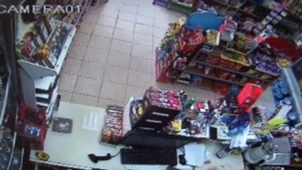 Acıkan Çakal Alışverişe Çıktı... O Anlar Güvenlik Kamerasına Yansıdı