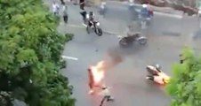 Göstericiler Üzerine Benzin Döküp Ateşe Verdi