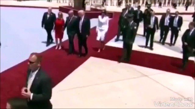 Melania Trump en colère refuse de tenir la main de Donald Trump