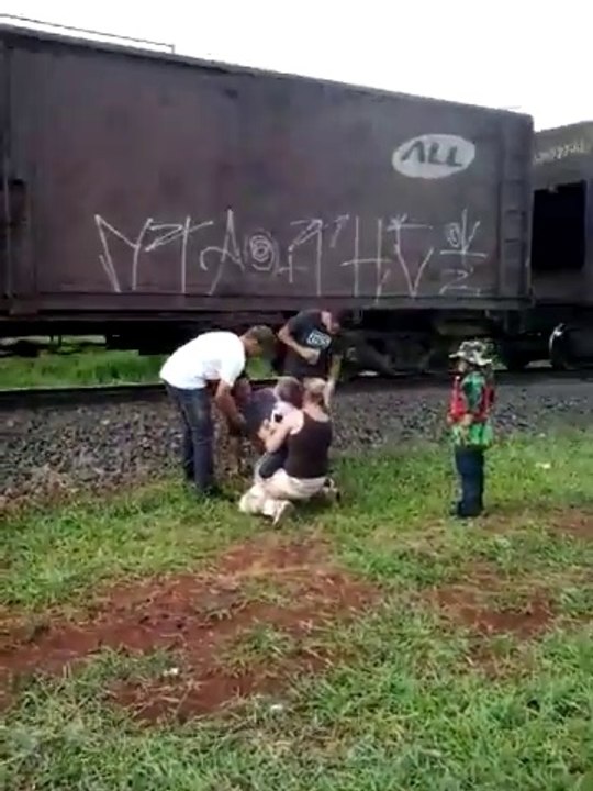 Un papa et son fils se font percuter par un train et en sortent miraculeusement sans blessure majeure