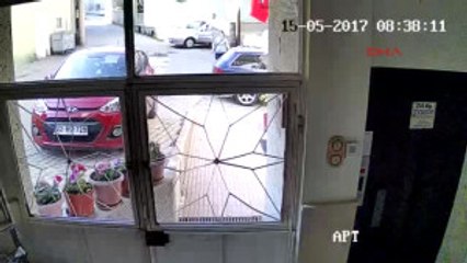 Edirne Kendiliğinden Ilerleyen Çöp Konteyneri Arabaya Çarparak Durdu