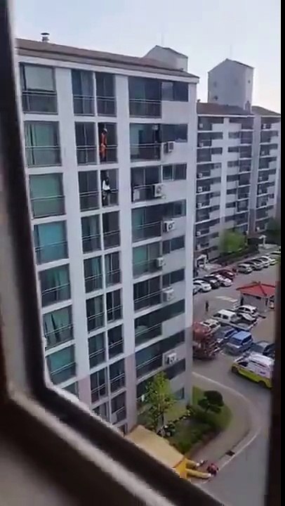 Ce pompier sauve la vie de cette femme d'une manière radicale