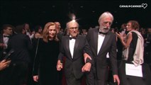 Isabelle Huppert, Jean-Louis Trintignant et Michael Haneke entrent sous l'ovation du public pour la projection de Happy End - Festival de Cannes 2017
