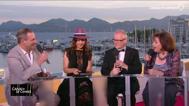 Claudia Cardinale reçoit en direct une Distinction numérique de l'INA des mains de Thierry Frémaux et Laurent Vallet - Festival de Cannes 2017