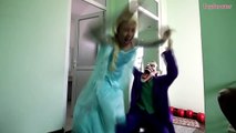 Frozen Elsa LOSES her HEAD! w_ Joker Spiderman & Spidergirl Funny Superheroes in Real Life-YX