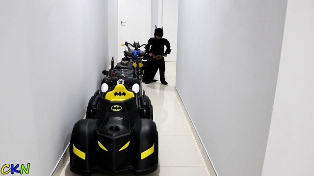 Batman Gets Attacked By A Giant GUMMY Snake Joker Christmas Gift to Batman Ckn Toys-zV