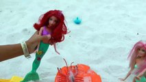 A LOBSTER is Hurt! Will it be better Barbie & Ariel & Raquelle help - Beach Sand Ocean Play & Fun-FFNx