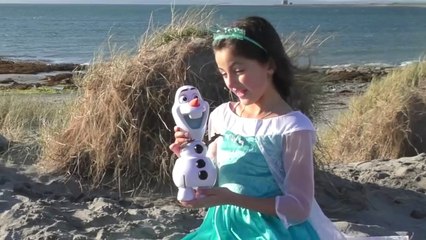 FROZEN ELSA and Anna GIANT TOY SURPRISE EGG HUNT & TREASURE HUNT at the Beach! Twozies-f