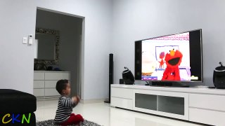 Watching Elmo's World on TV Suddenly Elmo Appears To Surprise Ckn Toys-eQXAEoCTj