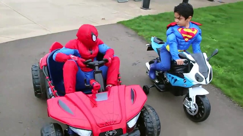 SUPERMAN vs SPIDERMAN POWER WHEELS RACE GIANT SURPRISE TOYS KIDS opening PLAYTIME AT THE PARK batman-b37uq