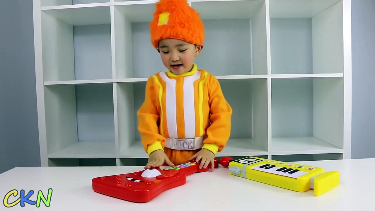 Yo Gabba Gabba Dj Lance Playing With Muno Guitar and Plex Piano Ckn Toys-dL973R1