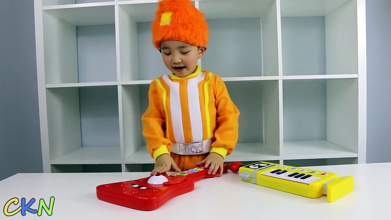 Yo Gabba Gabba Dj Lance Playing With Muno Guitar and Plex Piano Ckn Toys-dL973R