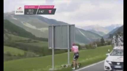 Giro 2017 : malade, Tom Dumoulin obligé de s'arrêter pour la grosse commission (vidéo)