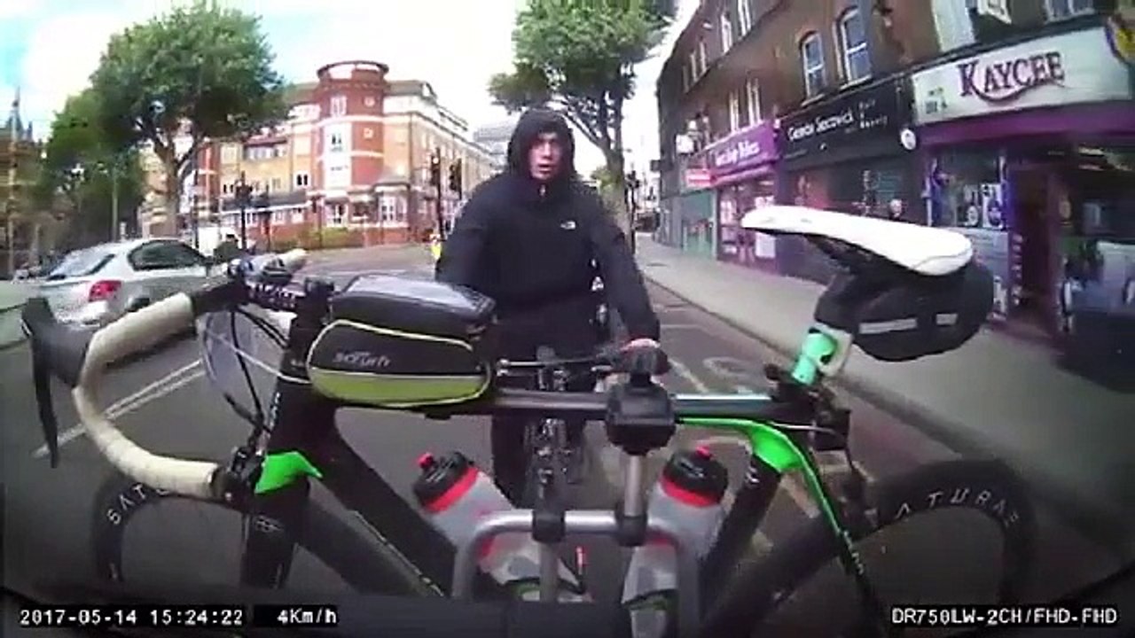 Un homme essaie de voler un vélo accroché derrière une voiture