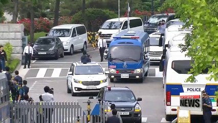 Télécharger la video: Former President Park Geun-hye makes appearance at first hearing in corruption trial