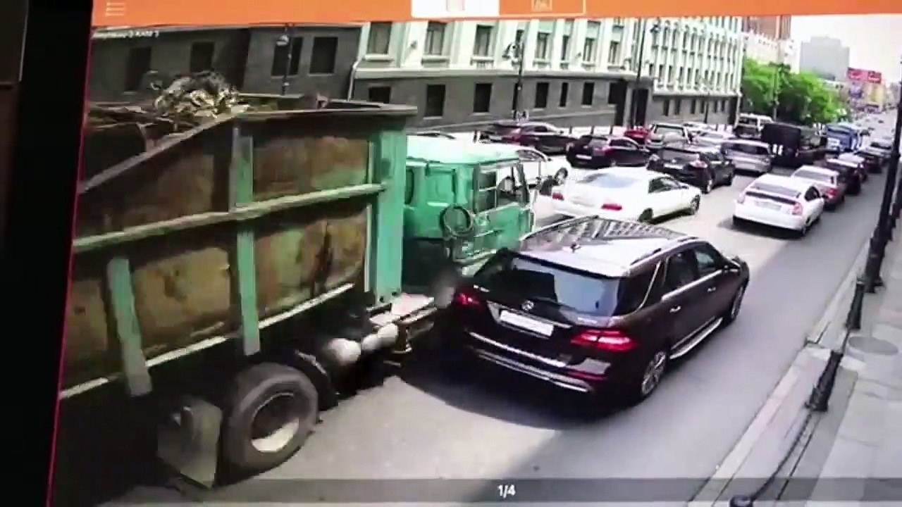 Un camion perd ses freins et emporte tout sur son passage