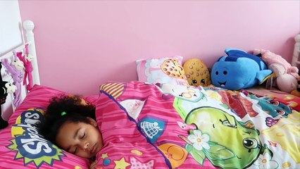 GIANT SPIDERS ATTACK GIRL COMPILATION MOVIE - Toys AndMe Skit-SKkK83l