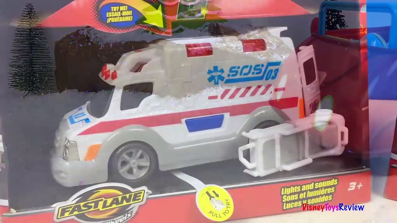 FAST LANE ACTION WHEELS AMBULANCE AND POLICE CRUISER STORY WITH GEORGE PIG AND SANTA CLAUS -UNBOXING-uqC