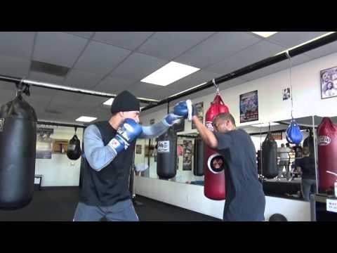 BRNDYN LYNCH working mitts with his dad/trainer Vernon Lynch EsNews Boxing