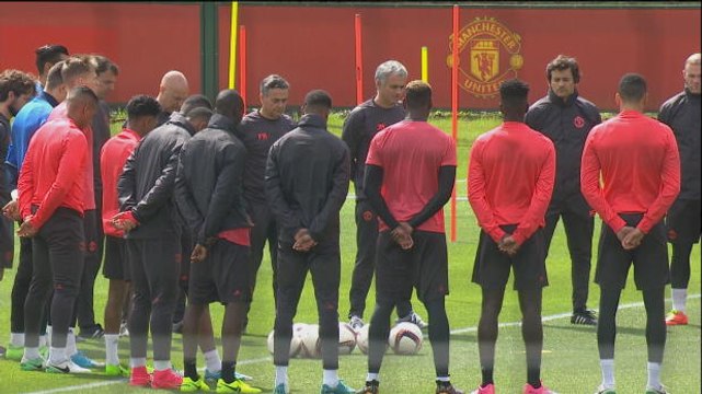 United hold minute silence for Manchester victims