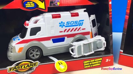 FAST LANE ACTION WHEELS AMBULANCE AND POLICE CRUISER STORY WITH GEORGE PIG AND SANTA CLAUS -UNBOXING-uqCRnrB