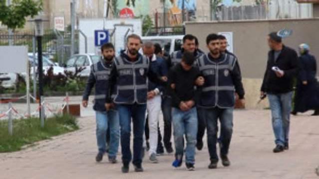 Atm'ye Kart Kopyalama Cihazı Yerleştiren 4 Şüpheli Yakalandı