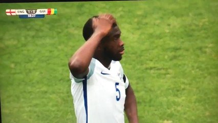 Jogador da Inglaterra faz gol contra bizarro no Mundial Sub-20