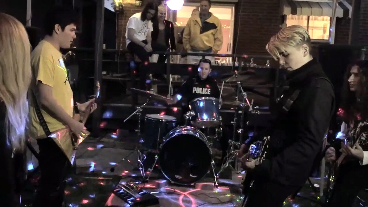 Un policier est appelé pour tapage nocturne… et se met à jouer de la batterie une fois sur place