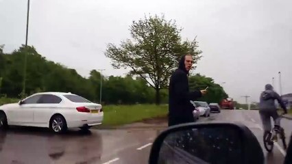 Un automobiliste se venge contre deux jeunes qui ont balancé un objet sur sa voiture.