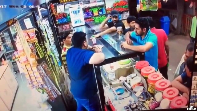 Cet épicier se reçoit une bouteille d'alcool puis une vitrine en verre dans la tête