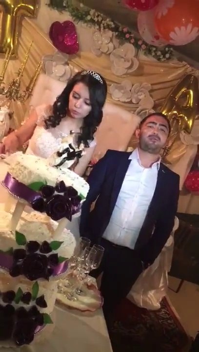 On souhaite Bon Courage à cette jeune mariée qui va devoir supporter son connard de mari