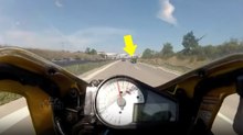 Motociclista faz travagem de emergência arrepiante quando circulava a mais de 240km/h