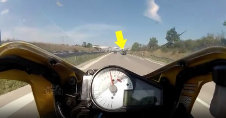 Motociclista faz travagem de emergência arrepiante quando circulava a mais de 240km/h